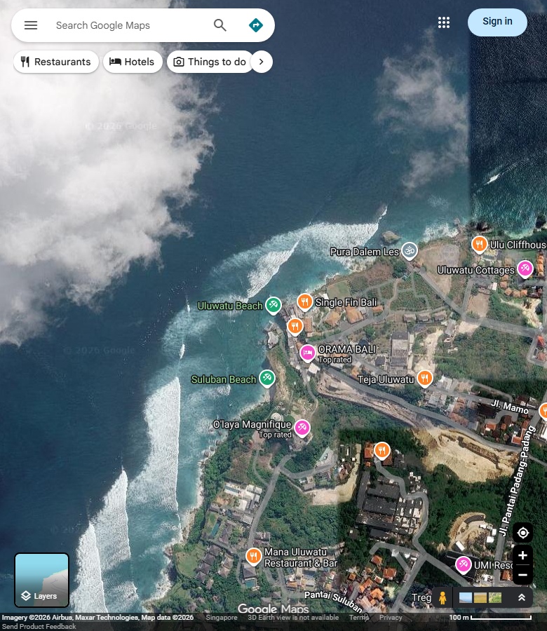 Uluwatu与Suluban附近白水带、崖脚、崖顶道路及建筑。 Google Maps卫星图;2026-09-10查看,北向上。