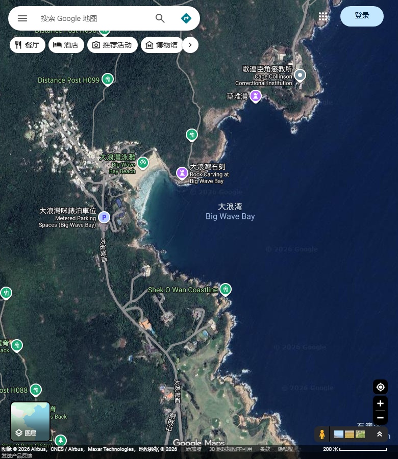 香港大浪湾沙滩、村落及两侧突出岸体。 Google Maps卫星图；2026-09-10查看，北向上。