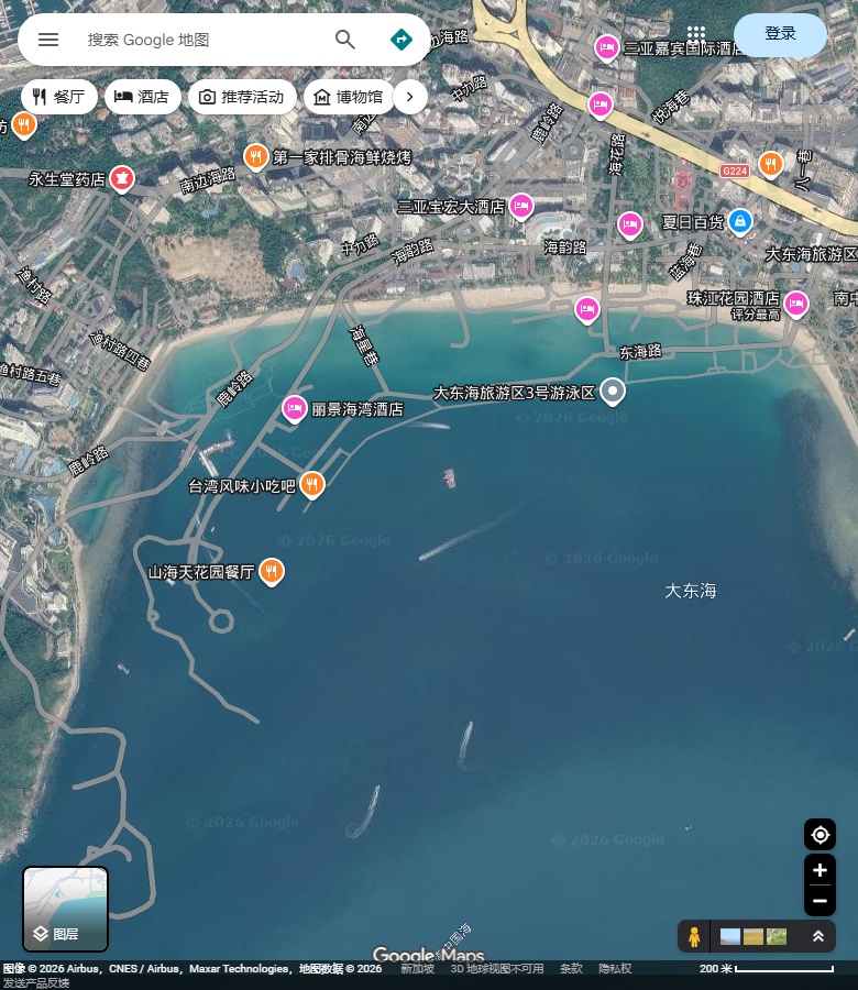 大东海沙岸、岸后城区、西侧弯岸和近岸短突堤。 Google Maps卫星图;2026-09-10查看,北向上。