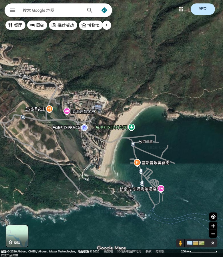 东涌沙湾、两侧岩岸与岸后水道;叠加道路存在错位。 Google Maps卫星图;2026-09-10查看,北向上。