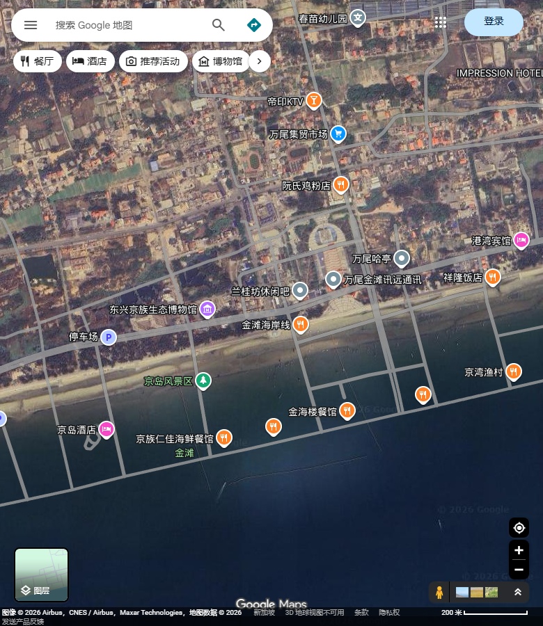 万尾金滩中段及后方村镇；道路图层与影像有错位。 Google Maps卫星图；2026-09-10查看，北向上。