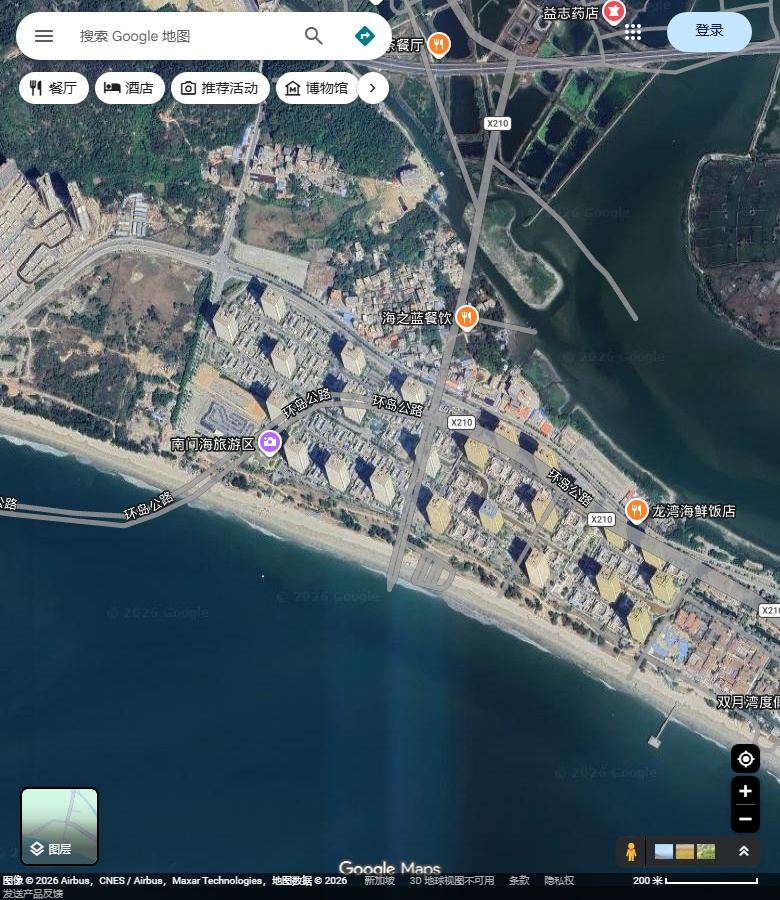 云顶参考岸段的连续沙岸、岸后楼群与北侧水面。 Google Maps卫星图;2026-09-10查看,北向上。