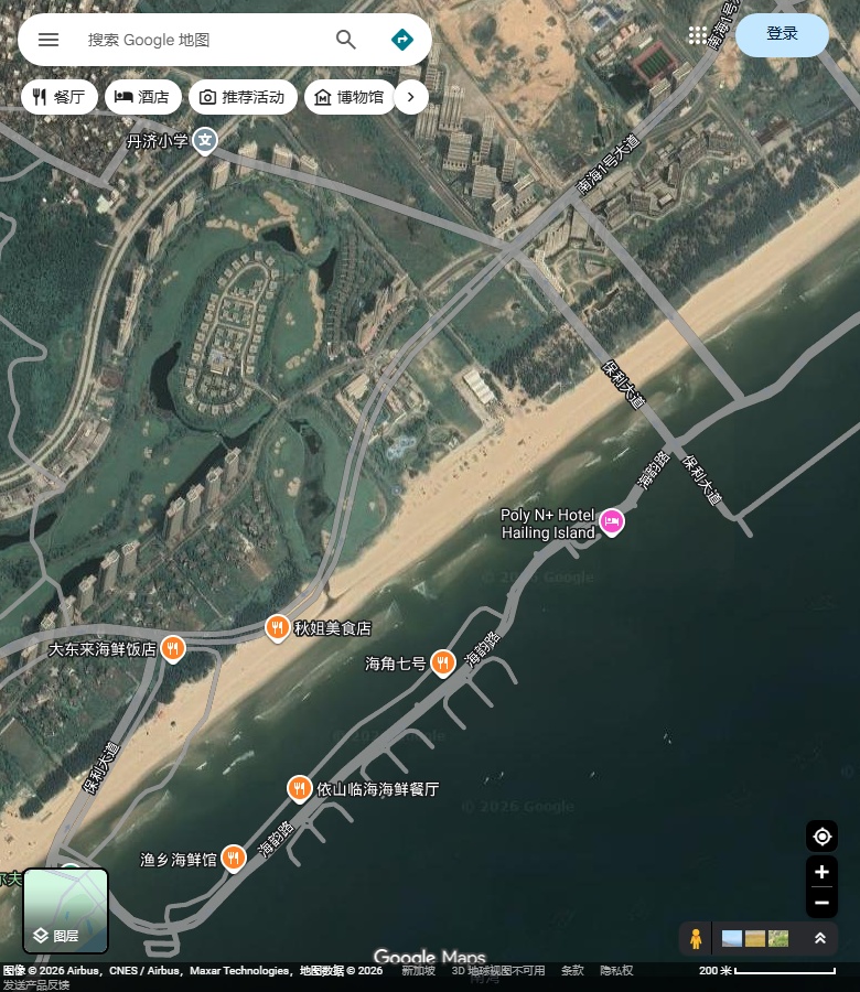 海陵岛十里银滩参考岸段的长沙岸、楼群绿地与环状水面。 Google Maps卫星图;2026-09-10查看,北向上。