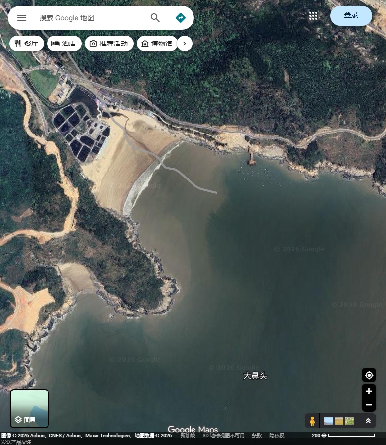 海螺湾参考岸段的凹湾、岩岸与岸后山体。 Google Maps卫星图；2026-09-10查看，北向上。