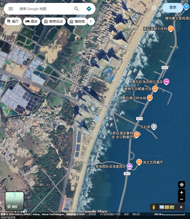 虹海湾一期参考岸段的长沙岸、楼群与岸后水塘;图中没有划定一期边界。 Google Maps卫星图;2026-09-10查看,北向上。