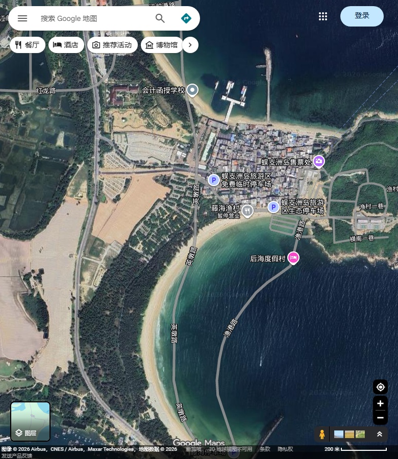 后海村落、北侧码头水面与南侧弧形沙湾。 Google Maps卫星图;2026-09-10查看,北向上。