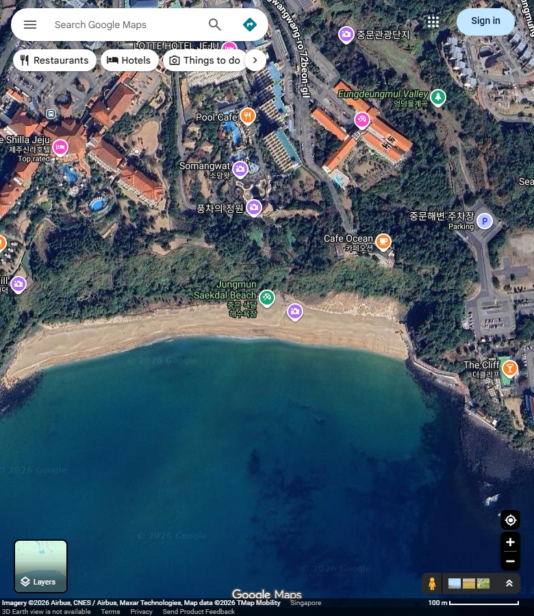 中文穑达主沙岸、两端岸形和岸后崖坡。 Google Maps卫星图;2026-09-10查看,北向上。