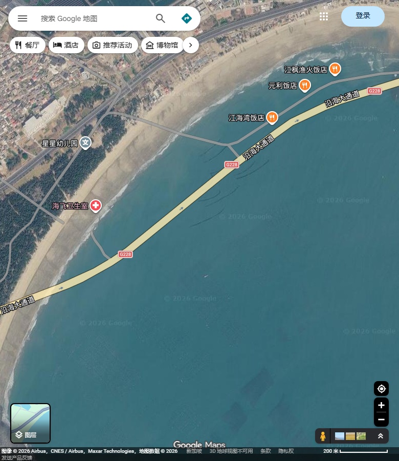 江口湾沙岸、岸后林带与村落;海上的叠加道路线不代表实景道路。 Google Maps卫星图;2026-09-10查看,北向上。