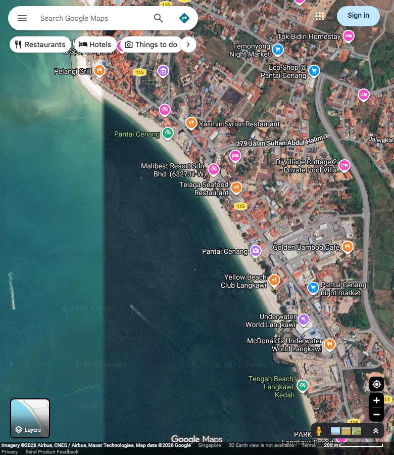珍南中央至南段沙岸与岸后道路;海面保留原始拼接色差。 Google Maps卫星图;2026-09-10查看,北向上。
