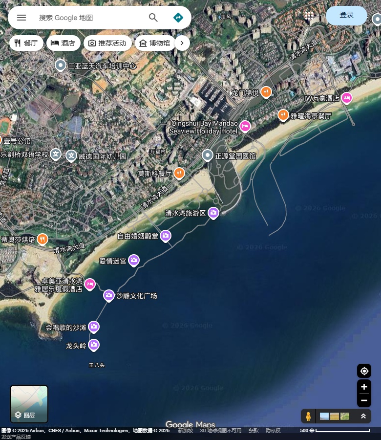 清水湾旅游区沿线的连续沙岸、楼群和西南湾端岩岸。 Google Maps卫星图;2026-09-10查看,北向上。