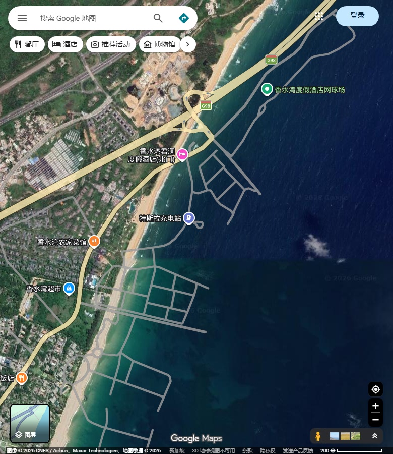 香水湾参考岸段的连续沙岸、林带与楼群;保留海面云影与影像拼接。 Google Maps卫星图;2026-09-10查看,北向上。