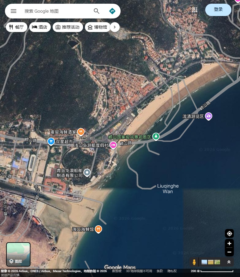 流清河湾沙岸、村落与山体；叠加道路线存在错位。 Google Maps卫星图；2026-09-10查看，北向上。