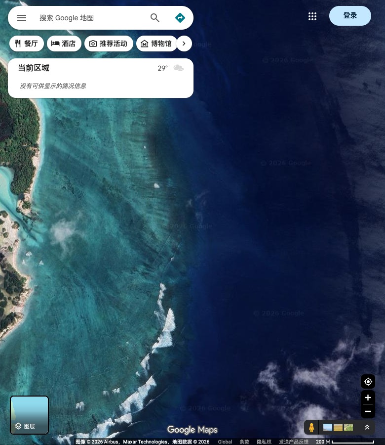 Rifles公开坐标附近的岛岸、浅色礁盘水域与外侧破浪带;地图锚点不代表船道、下水点或精确浪峰。 Google Maps卫星图;2026-09-11查看,北向上。