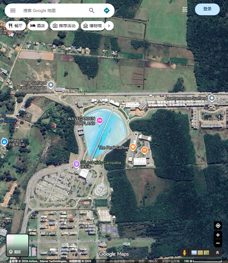 Surfland造浪池与场区周边。 Google Maps卫星图；2026-09-10查看，北向上。