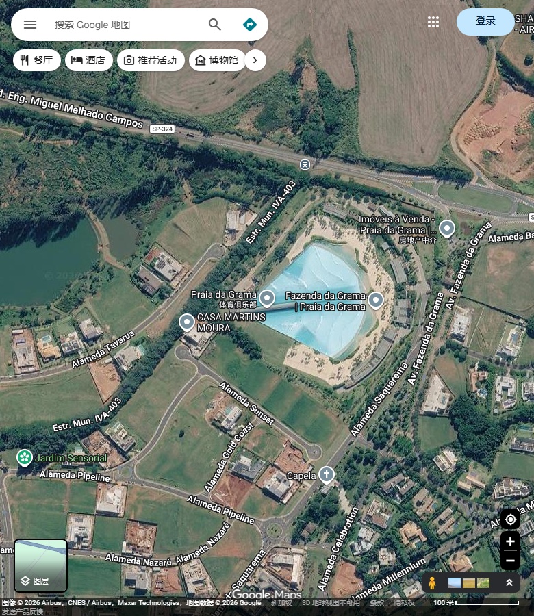 Praia da Grama池区及SP-324附近道路。 Google Maps卫星图;2026-09-10查看,北向上。