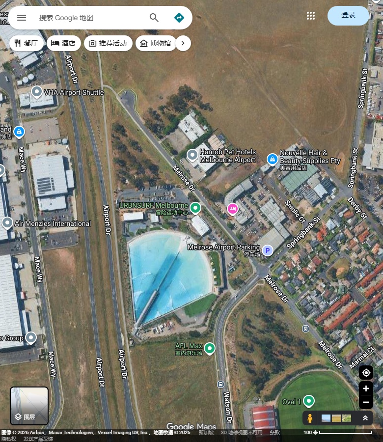URBNSURF Melbourne池区与Melrose Drive、Airport Drive。 Google Maps卫星图;2026-09-10查看,北向上。