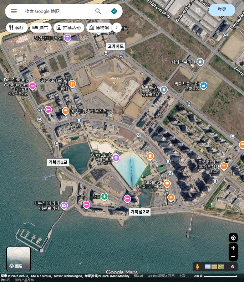 始兴Wave Park造浪池及相邻休闲水域。 Google Maps卫星图;2026-09-10查看,北向上。