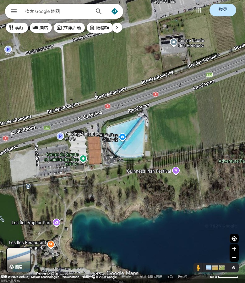 Alaïa Bay池区、Rte d’Aproz道路及南侧湖面。 Google Maps卫星图;2026-09-10查看,北向上。