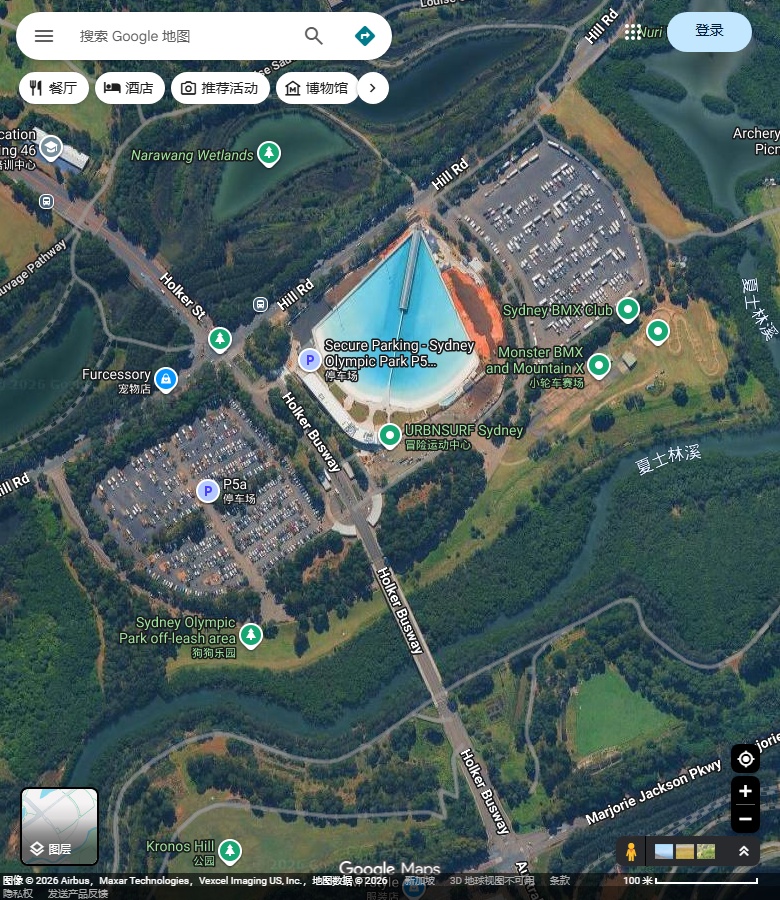 URBNSURF Sydney池区与Hill Road周边。 Google Maps卫星图;2026-09-10查看,北向上。