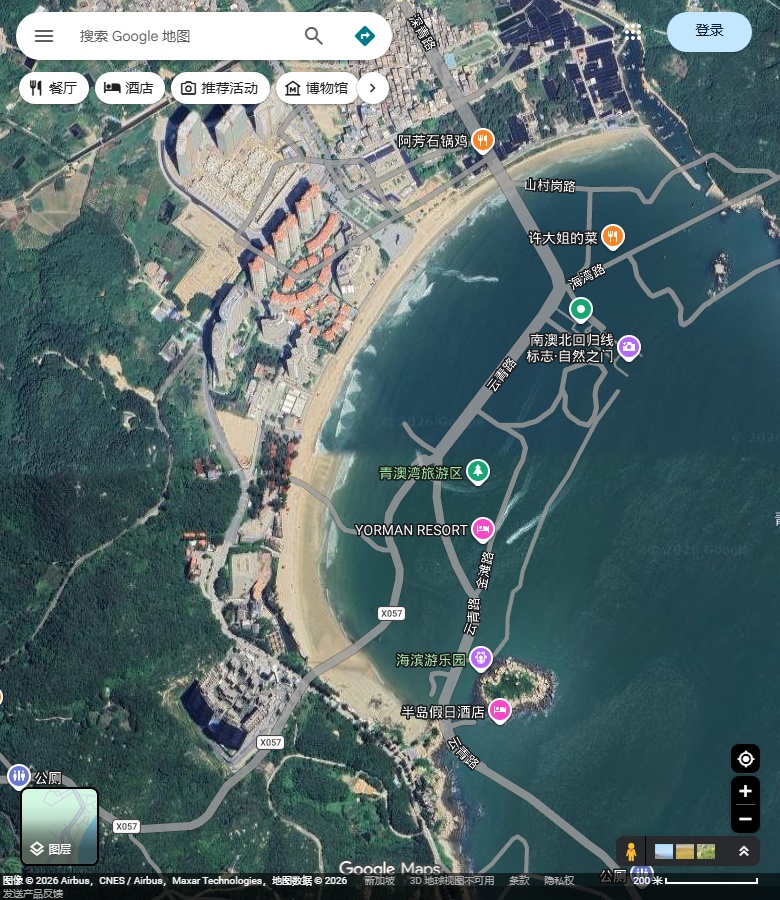 青澳湾弧形沙岸、岸后山体与两端岸体;叠加道路和商户标签存在错位。 Google Maps卫星图;2026-09-10查看,北向上。
