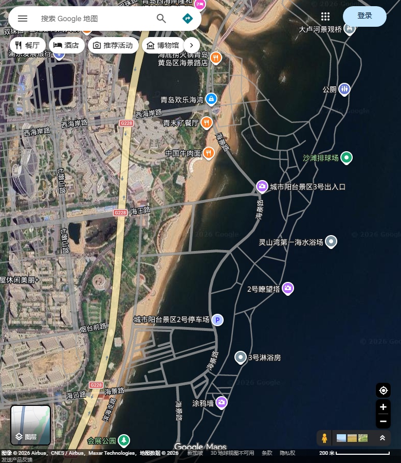 城市阳台沙岸与后方城区；入口和道路标签存在错位，不能照标签下水。 Google Maps卫星图；2026-09-10查看，北向上。
