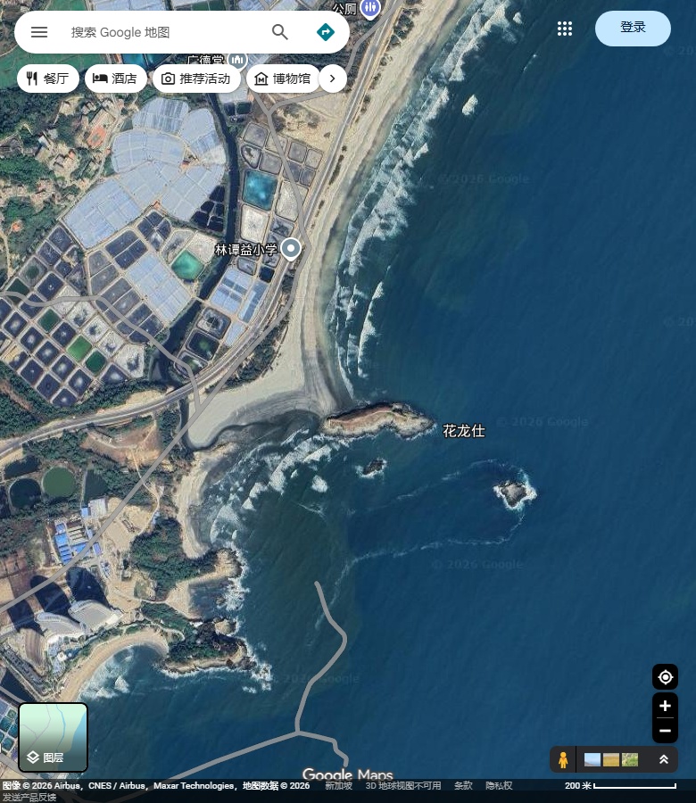 情人岛参考岸段的弯曲沙岸、南侧突出岩体与岸后水面。 Google Maps卫星图;2026-09-10查看,北向上。