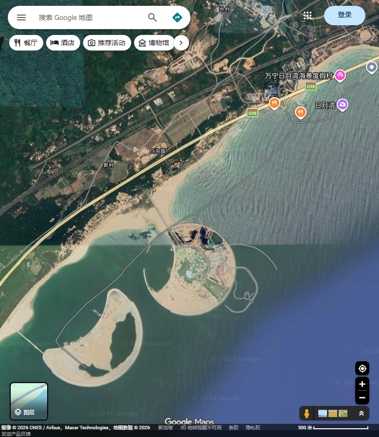 日月湾自然岸线、岸后山坡与近海两处人工岸体。 Google Maps卫星图；2026-09-10查看，北向上。