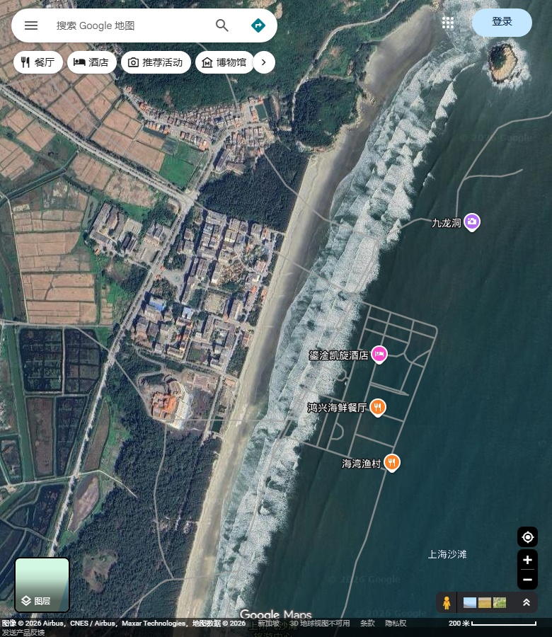 上川飞沙的长沙岸、北侧湾端及岸后田块、建筑。 Google Maps卫星图;2026-09-10查看,北向上。