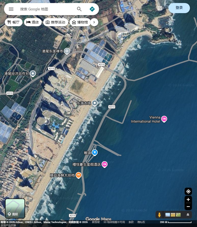 山海里参考岸段的长沙岸、岸后楼群和水渠。 Google Maps卫星图；2026-09-10查看，北向上。