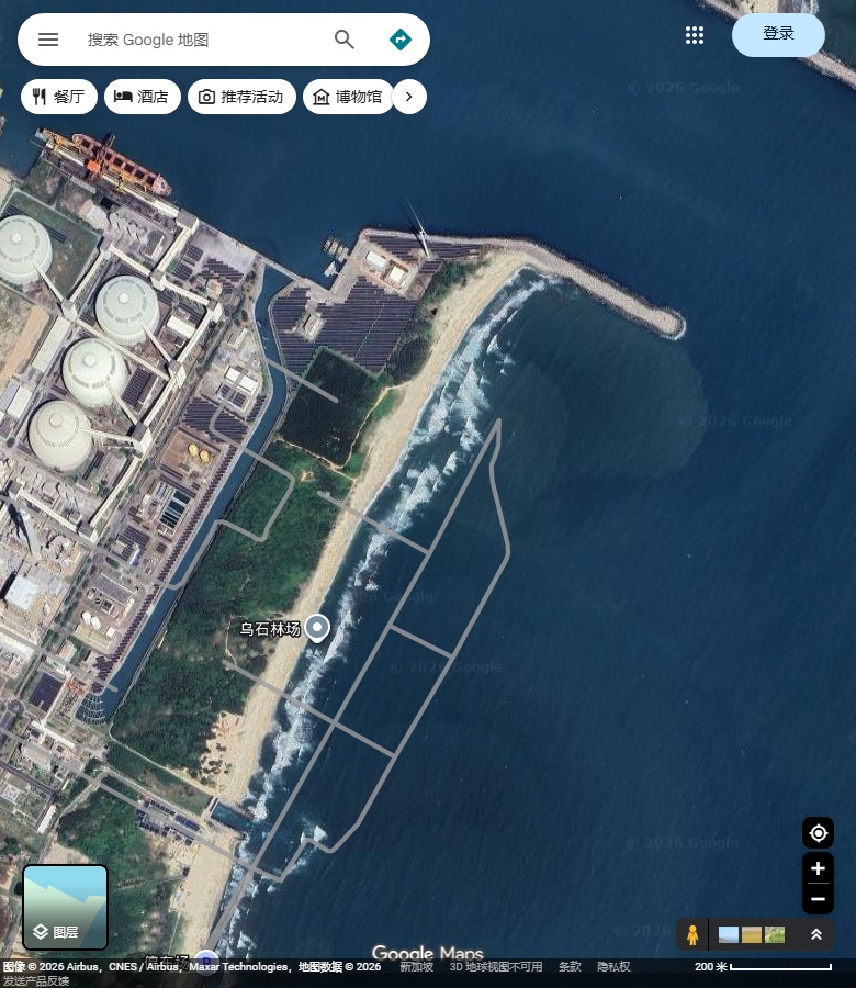 88参考岸段的沙岸、北端人工堤与陆侧工业设施。 Google Maps卫星图;2026-09-10查看,北向上。