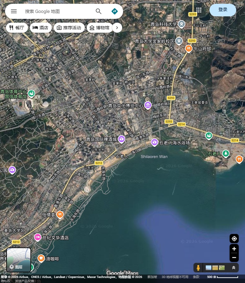 石老人湾主沙岸与东侧突出岸体的相对位置。 Google Maps卫星图；2026-09-10查看，北向上。