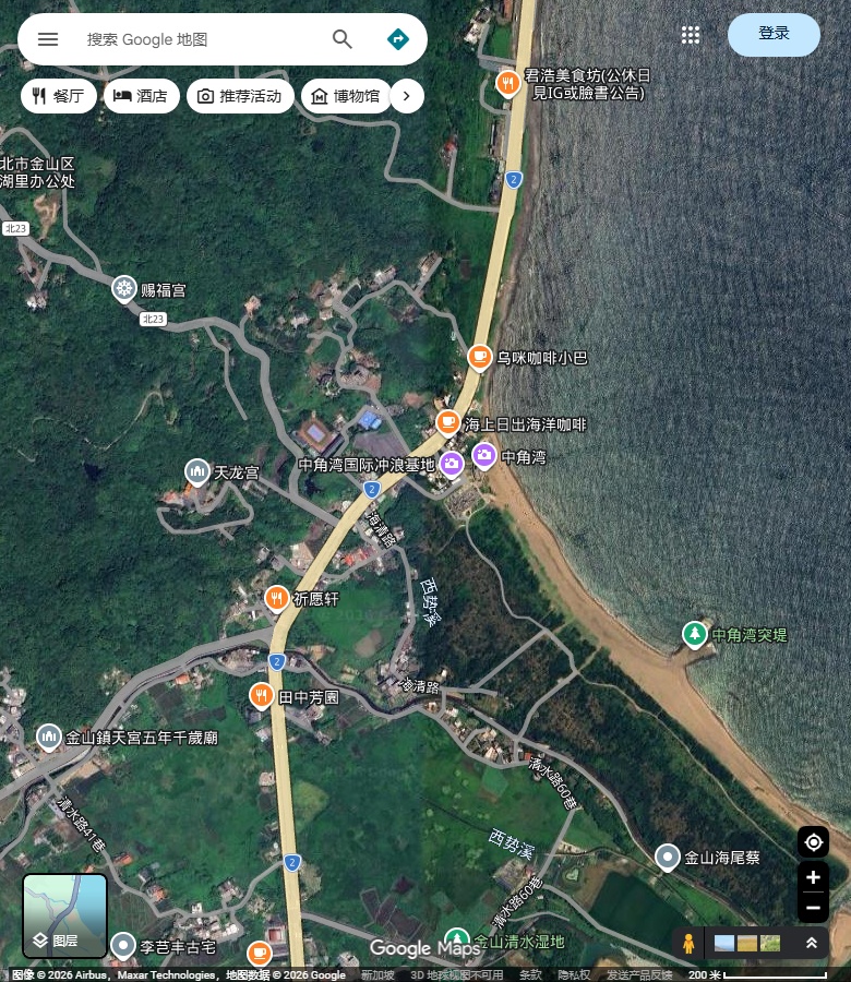 中角湾弧形沙岸及后方道路。 Google Maps卫星图;2026-09-10查看,北向上。
