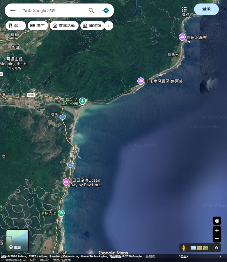 佳乐水景区与西南侧港口、沙岸的相对位置；景区售票处不是冲浪集合点。 Google Maps卫星图；2026-09-10查看，北向上。