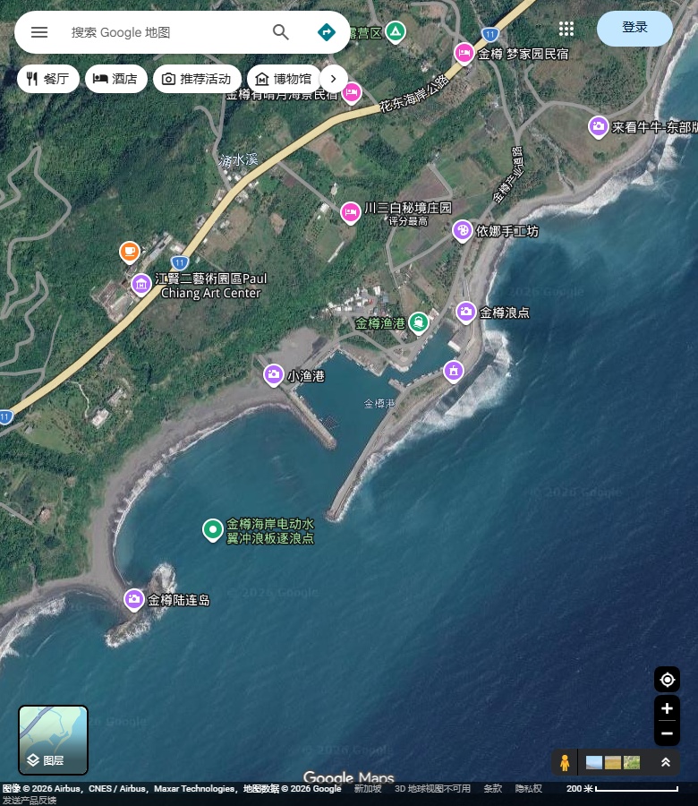 金樽港、防波堤与港外岸段;港池不是下水点。 Google Maps卫星图;2026-09-10查看,北向上。