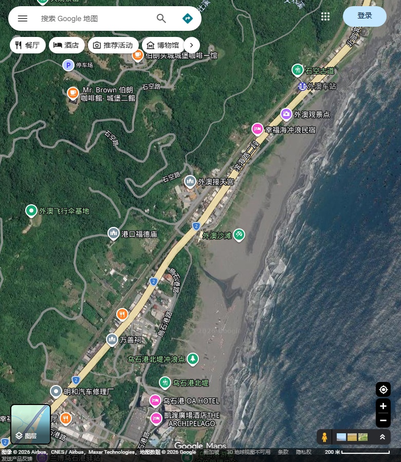 外澳沙岸、岸后道路与山坡。 Google Maps卫星图;2026-09-10查看,北向上。