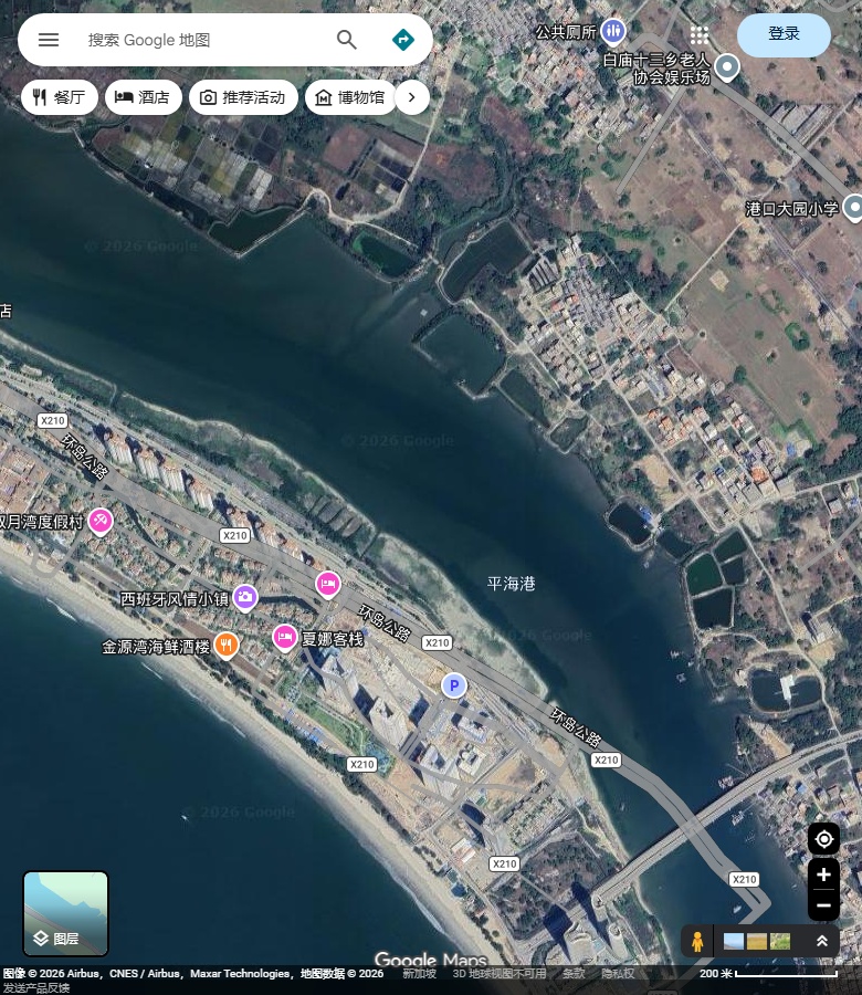 万科双月湾附近的弧形沙岸、楼群及东北侧平海港。 Google Maps卫星图；2026-09-10查看，北向上。