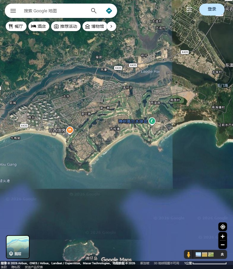 神州半岛南侧数处弧形沙湾及其间突出岸体。 Google Maps卫星图;2026-09-10查看,北向上。
