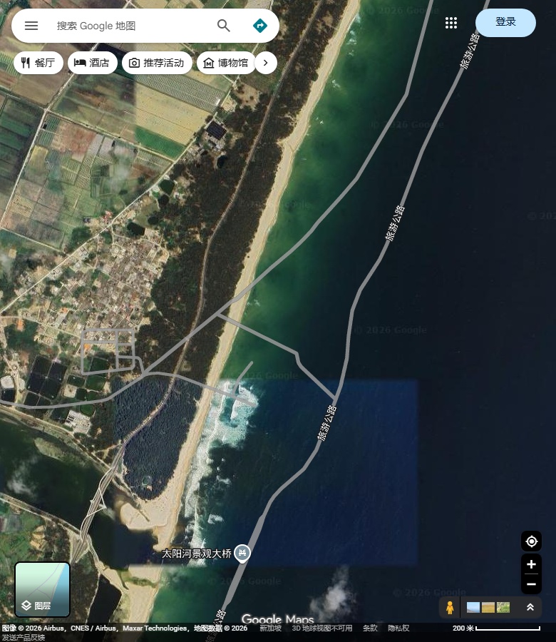 新潭湾长沙岸、岸后林带村落及南端水道。 Google Maps卫星图;2026-09-10查看,北向上。
