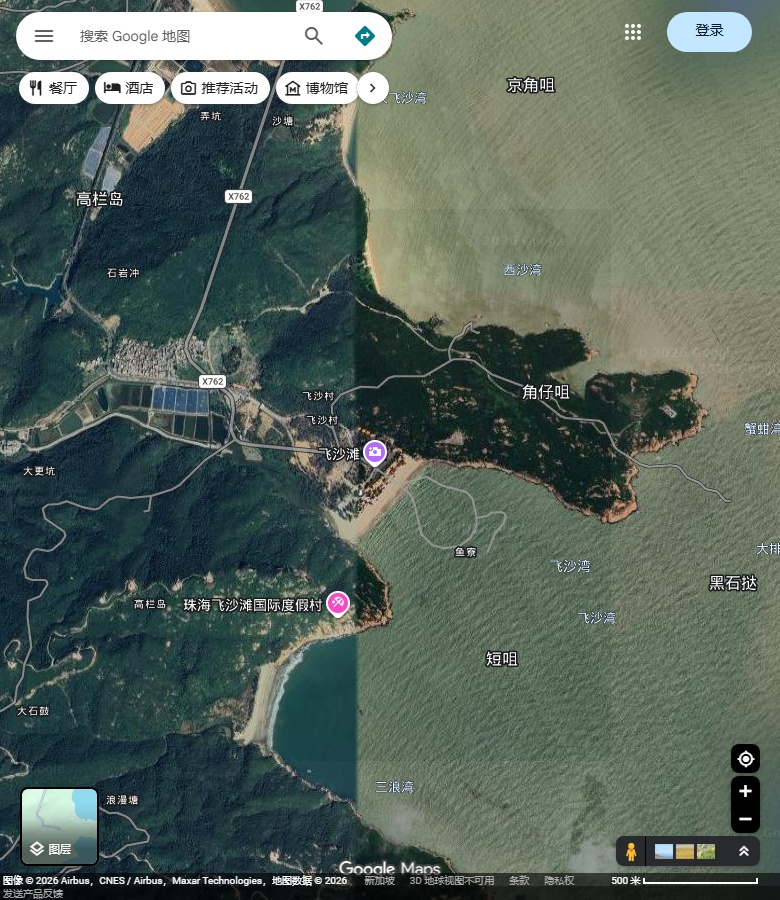 珠海飞沙滩短弧形沙湾、两侧山体与岸后飞沙村。 Google Maps卫星图;2026-09-10查看,北向上。