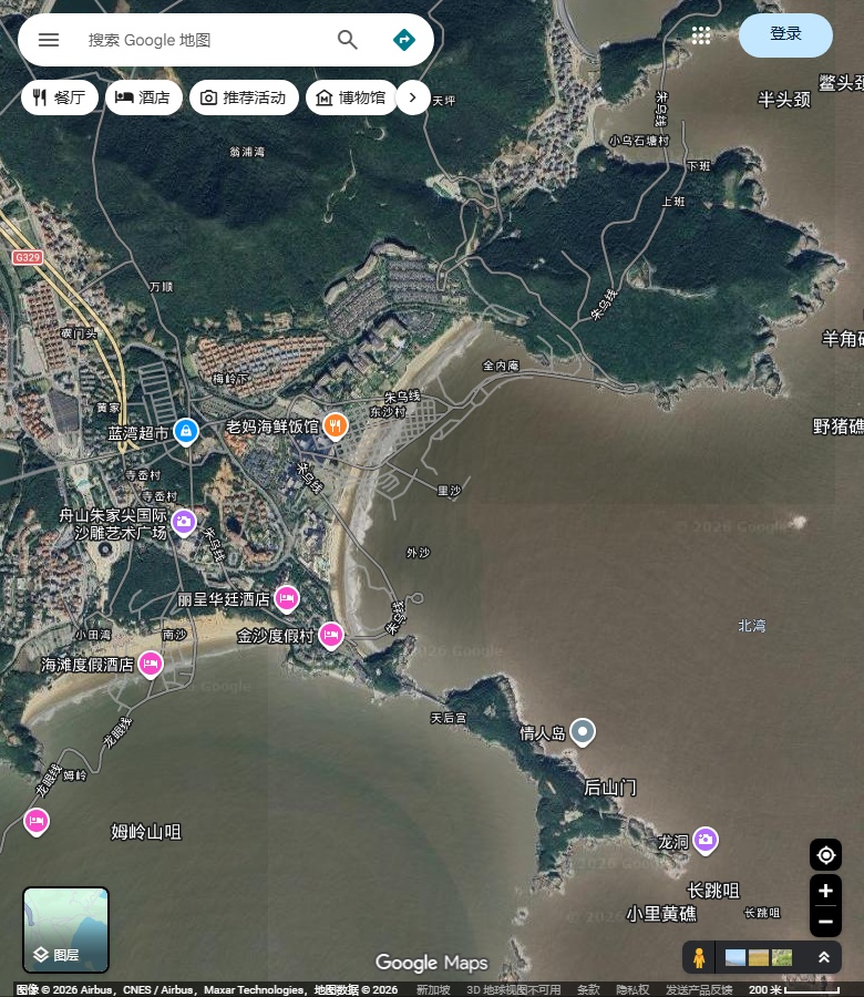东沙村外弧形沙岸与南北两侧突出岸体。 Google Maps卫星图;2026-09-10查看,北向上。